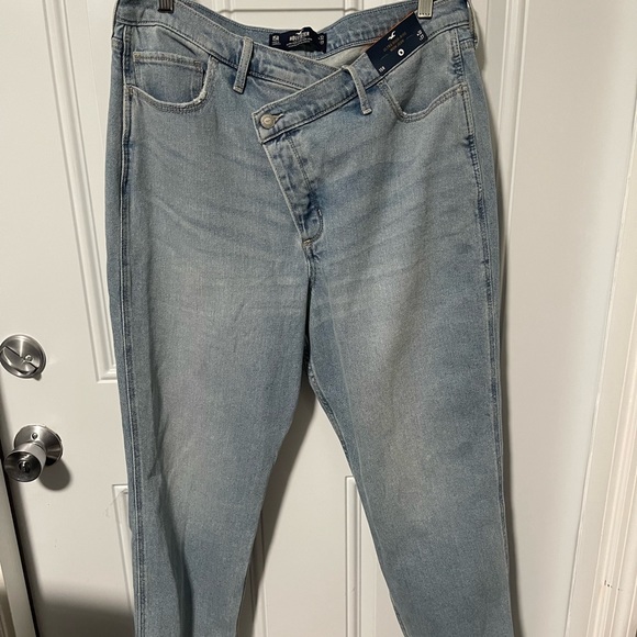 Hollister Jeans Hollister Asymmetrical Buttonfly Ultra Highrise Mom